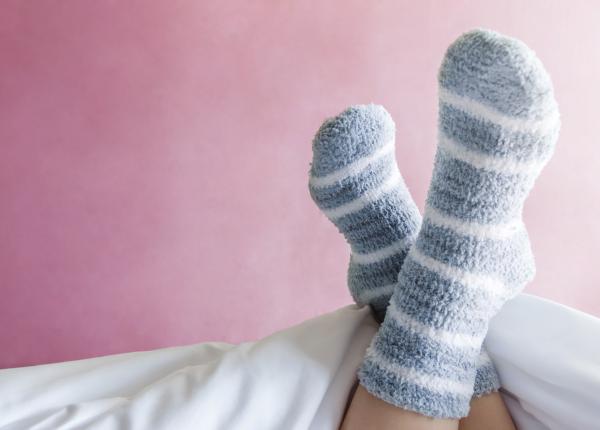 de ce sa nu stai cu sosete in pat