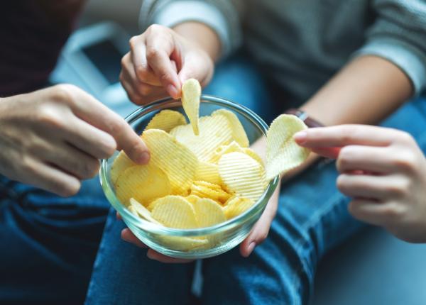 de ce nu este bine sa rontaim intre mese