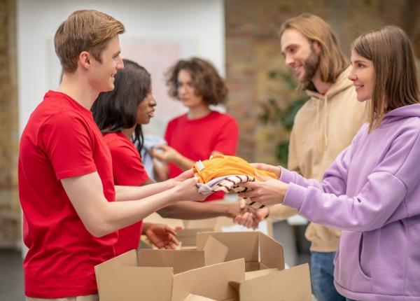 10 motive pentru a face voluntariat in timpul sarbatorilor de craciun