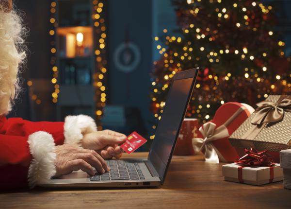 craciunul in era tehnologiei decoratiuni controlate de pe telefon intalnire cu familia pe skype cadouri online si concertul lui husca ascultat pe repeat