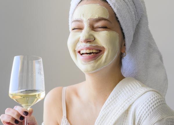 cum sa folosesti sampania pentru a avea un ten stralucitor trucul inedit care te va intineri