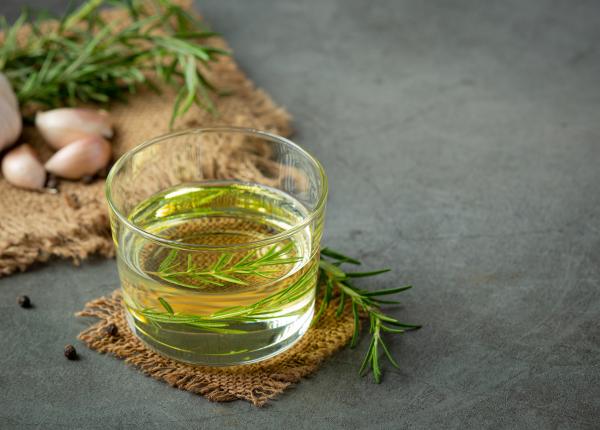 apa de rozmarin cea mai buna solutie pentru par