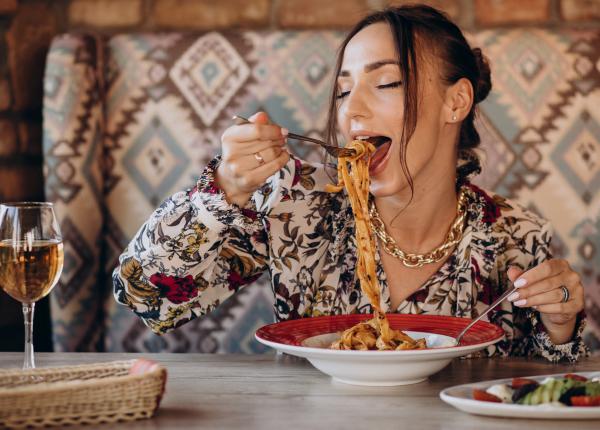 mancatul cu pofta ingrasa mai tare