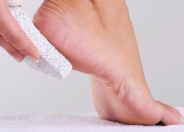 calcaiele crapate problema estetica si mare semnal de alarma calcaiele crapate problema estetica si mare semnal de alarma