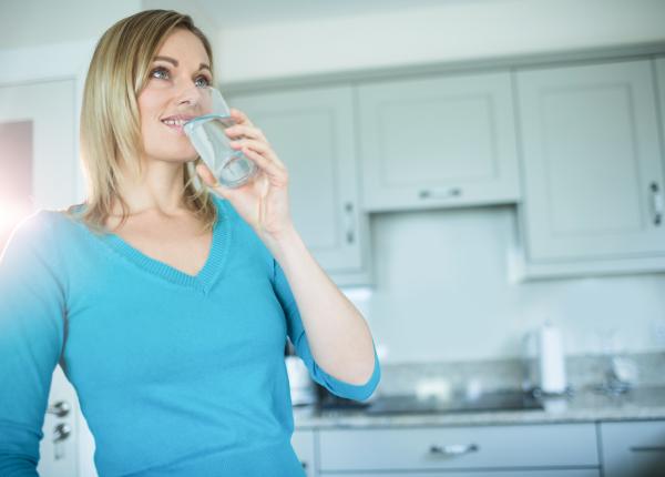 trei motive pentru care sa bei apa calda pe stomacul gol