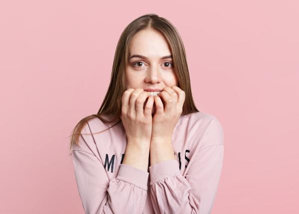 ce se intampla daca iti rozi unghiile