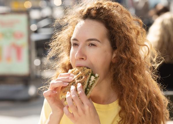 persoanele care mananca rapid risca sa devina obeze