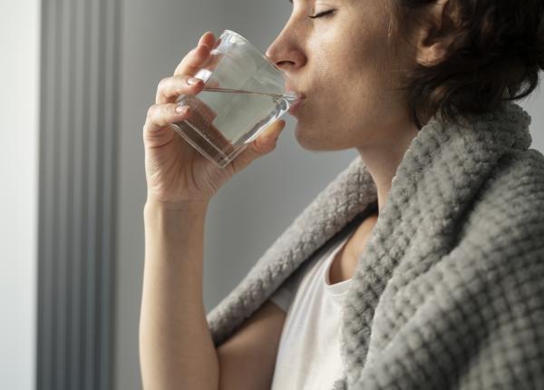 ce se intampla daca bei apa pe stomacul gol