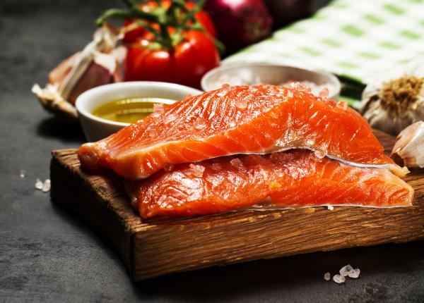 compusii din somon care scad nivelul de colesterol si protejeaza impotriva bolilor cardiovasculare