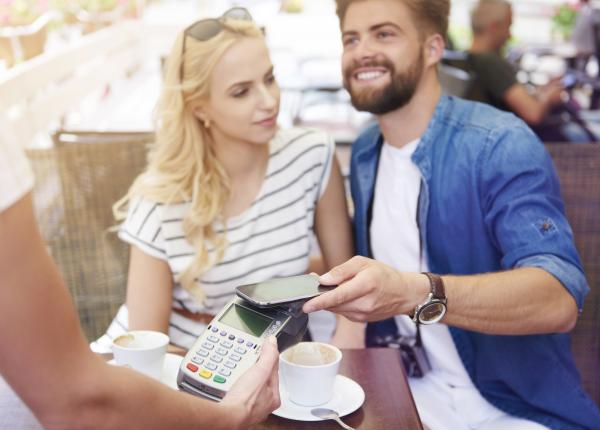 cine plateste la prima intalnire si cine plateste cand iesiti in oras gaspar gyorgy