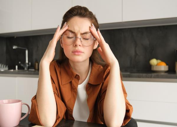 de ce te doare capul cand iti este foame principalele cuze si efecte alimentele care pot preveni aceasta durere