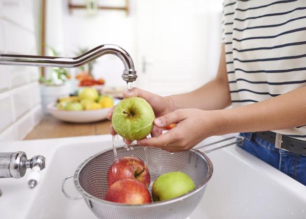 masuri de siguranta in pregatirea fructelor si legumelor ce se intampla daca nu le speli inainte de consum