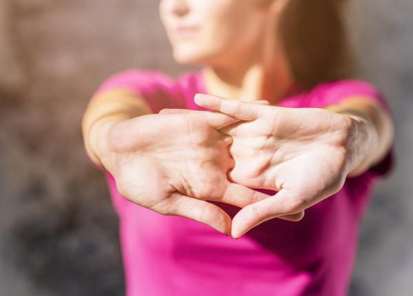 trosnirea degetelor mit versus realitate ce se intampla de fapt atunci cand trosnim degetele