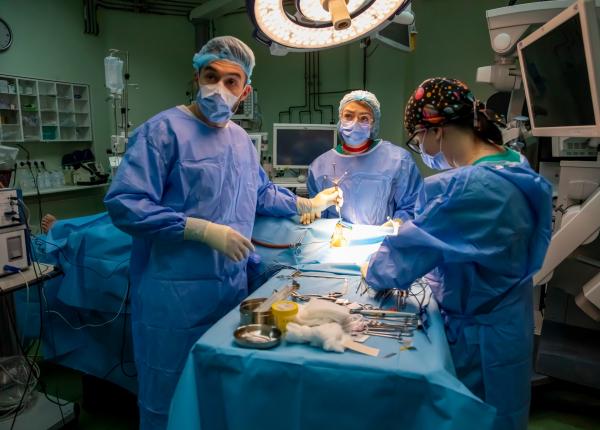 primul caz de operatie pe creier prin pleoapa este premiera nationala la spitalul universitar de urgenta militar central dr carol davila pacient de 49 de ani cu avc si crize de epilepsie