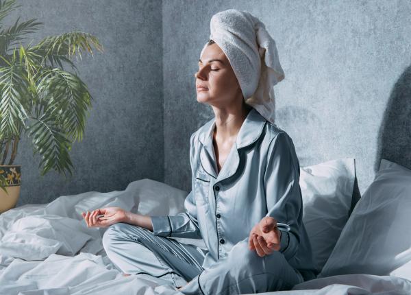 ce se intampla daca te culci cu parul ud