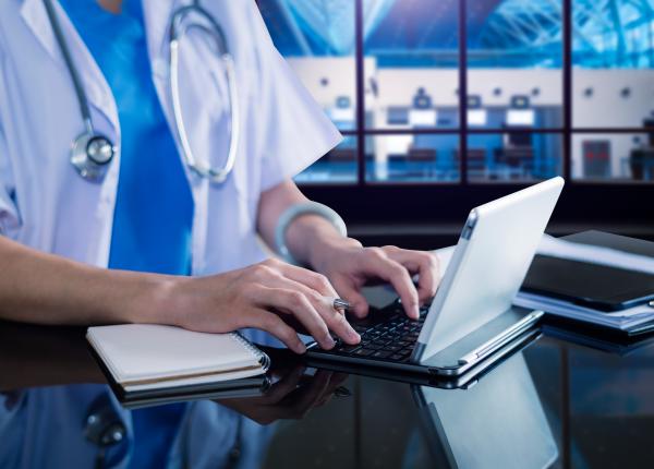 primul pacient cu cip cerebral joaca sah online