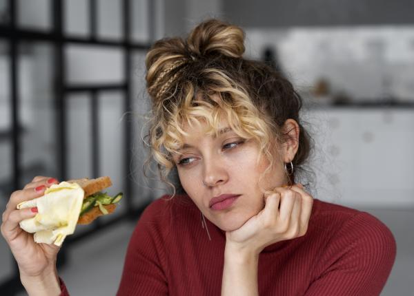 simptomul banal al cancerului pe care il observi dupa ce mananci arsura la stomac