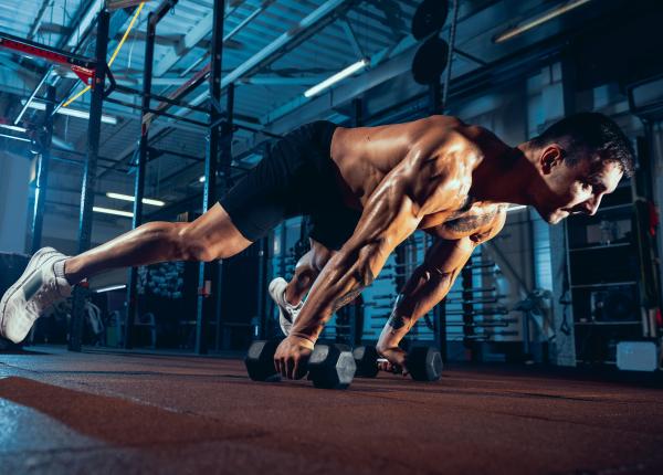 este posibil sa pui masa musculara si sa arzi grasime in acelasi timp