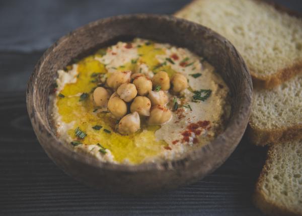 8 motive sa mananci mai des humus