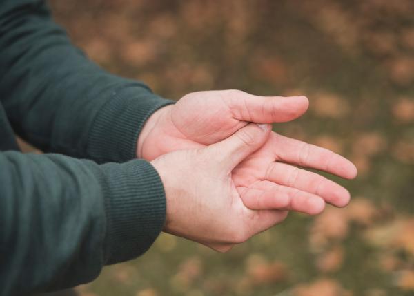 de ce iti simti bratul amortit care sunt semnale de alarma si cand sa soliciti ajutor medical