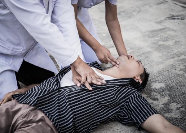 un barbat care s a inecat cu mancare in restaurant salvat de medici in ultima clipa prin bronhologie interventionala beatrice mahler salveaza vieti prin eliberarea cailor aeriene