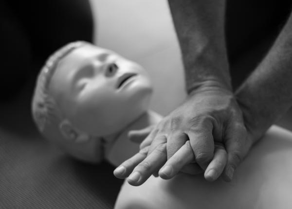 barbat inecat cu mancare in restaurant ce s a intamplat de fapt detaliul tragic pe care l arata despre noi medic upu informatie cheie colegii l au gasit stand la masa in sezut in stop cardiac