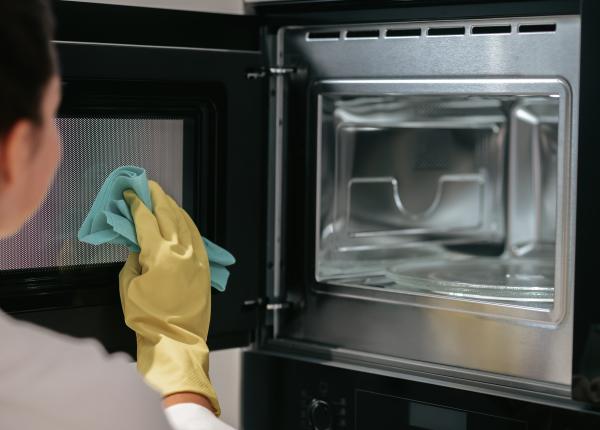 cum sa cureti corect cuptorul cu microunde