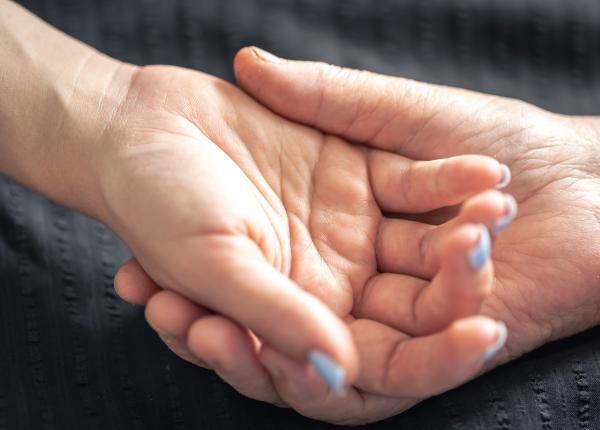 de ce se umfla degetele de la maini care sunt cauzele si ce solutii exista