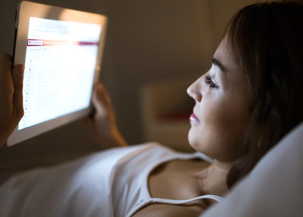 cum iti imbunatatesti calitatea somnului in era digitala efectul ecranelor inainte de culcare