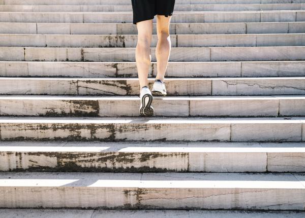 urcatul scarilor o modalitate eficienta de a reduce riscul de boli cardiovasculare si de a ti prelungi viata