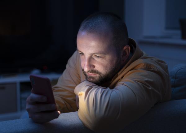 orbirea temporara cauzata de telefonul mobil orbirea temporara cauzata de telefonul mobil