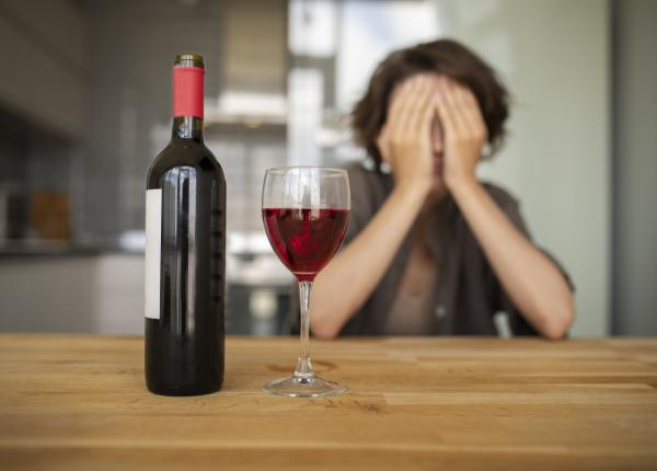 de ce alcoolul iti agraveaza anxietatea si cum sa o controlezi