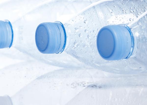 apa imbuteliata boala la sticla ce bem de fapt trei substante toxice din sticlele de plastic tinute in soare incepe sa scartaie calitatea vietii