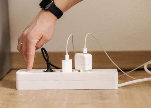 de ce trebuie sa scoti din priza incarcatorul si orice electrocasnic atunci cand nu le folosesti