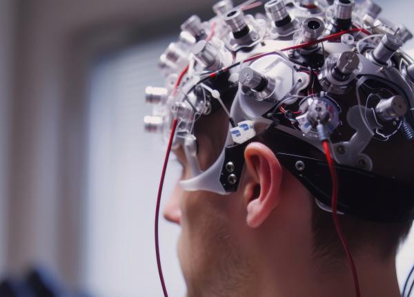 stimularea cerebrala profunda adaptiva reduce simptomele parkinson cu 50prc