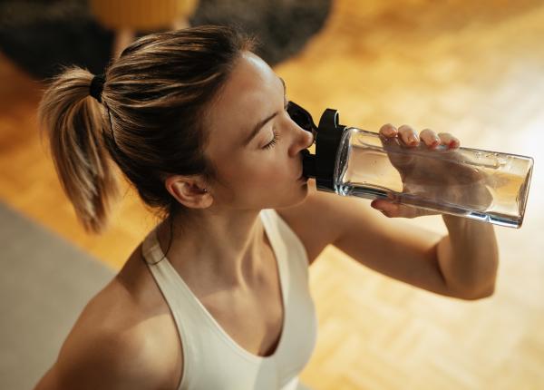 cele mai bune bauturi pentru rehidratare simptomele deshidratarii si cum sa o previi acasa