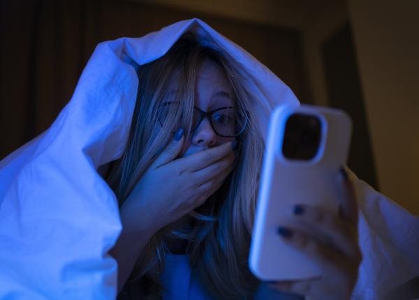 de ce sa nu te mai uiti niciodata la telefon inainte sa adormi detaliul care iti distruge somnul si sanatatea