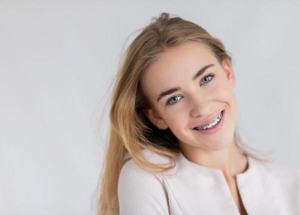 6 probleme comune cu care te poti confrunta atunci cand porti aparat dentar si cum sa le rezolvi