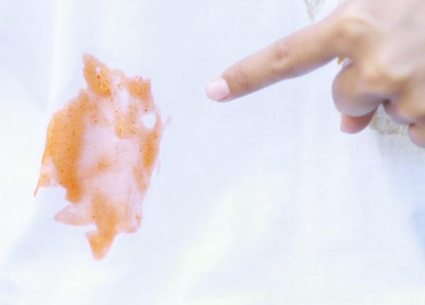 cum indepartezi vopseaua acrilica de pe haine ingredientul care sterge pata