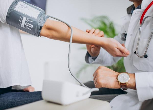 pozitia bratului poate influenta tensiunea arteriala