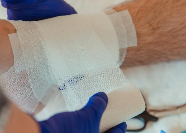 tratarea ulcerelor varicoase la pacientii varstnici o solutie umana si eficienta la domiciliu