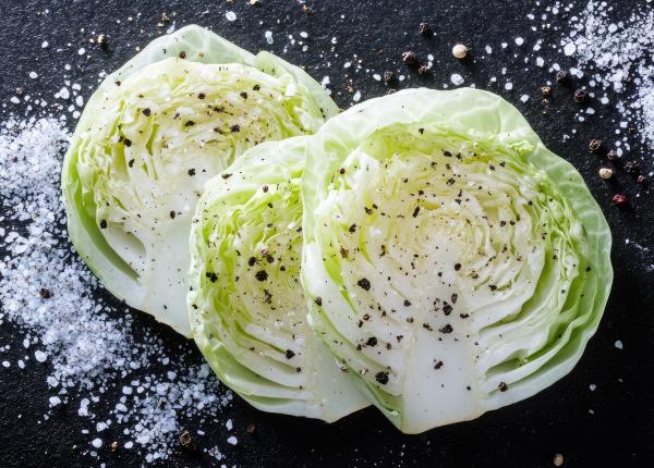 de ce sa freci varza cu sare inainte sa o mai mananci acest truc de 30 de secunde are rezultate uimitoare