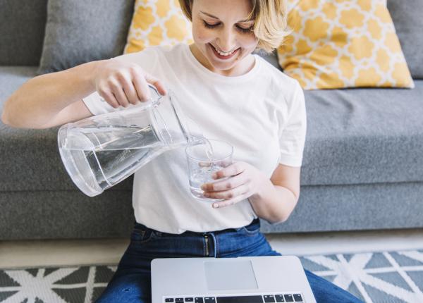 8 motive sa bei apa face mai mult decat sa potoleasca setea