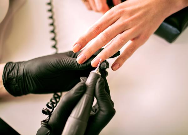 trendul de pe tiktok care iti poate afecta unghiile