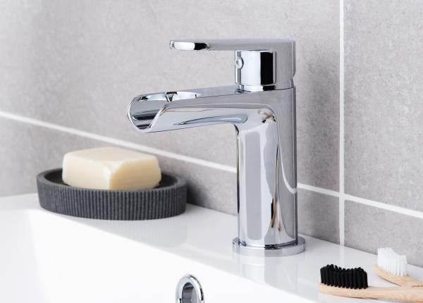 trucul care sterge calcarul de pe robineti si de pe usa de sticla de la dus