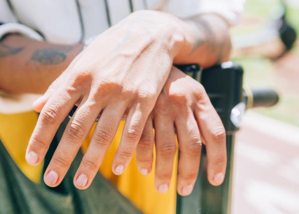 de ce le tremura mainile tinerilor e o problema mai comuna decat crezi