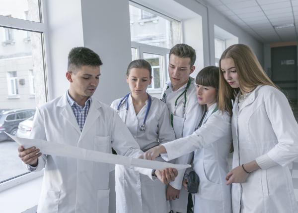 rezidentiat 2024 peste 10 500 de candidati concureaza pentru aproape 5 000 de locuri