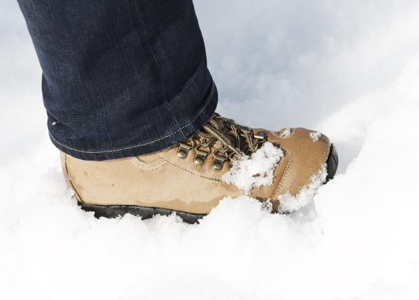 asa usuci ghetele sau cizmele rapid si usor trucul care absoarbe apa instant