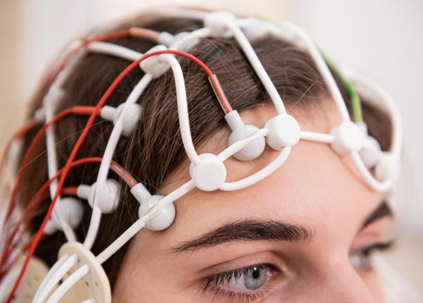 persoanele cu leziuni la maduva spinarii ar putea merge datorita stimularii creierului imi simt picioarele simt nevoia de a merge