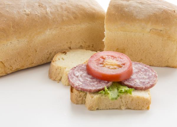 de ce sa nu mai macanci paine alba cu mezeluri carnati sau sarmale